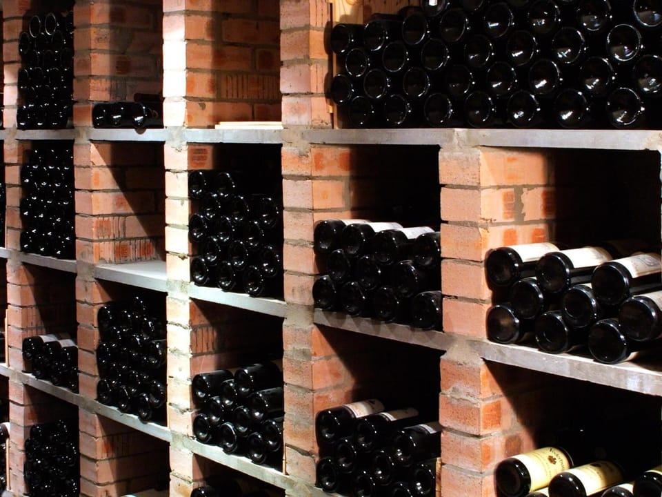 2 restaurants, lunch, dinner served; British cuisine