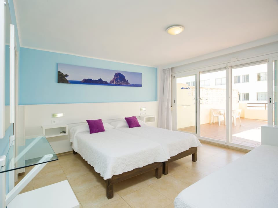 Triple Room | Minibar, desk, laptop workspace, WiFi (free)