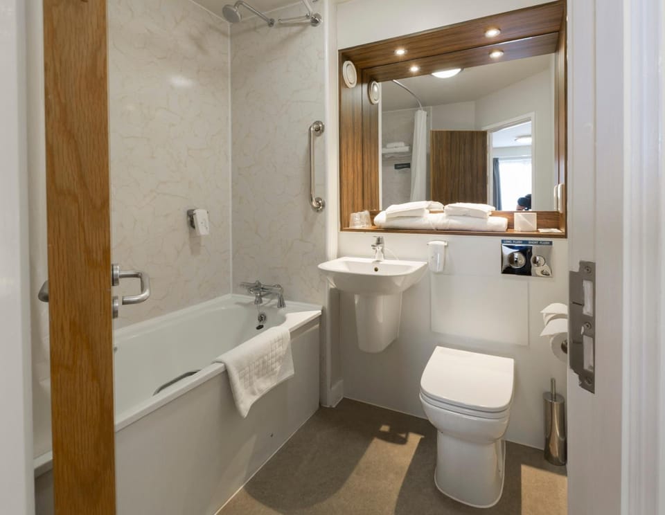 Combined shower/tub, free toiletries, towels