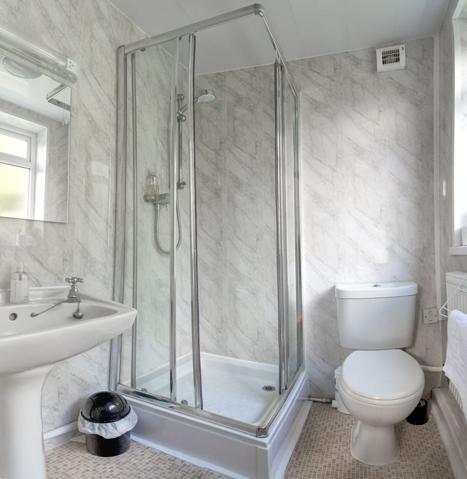 Twin Room, 2 Twin Beds, Ensuite ( Room 12) | Bathroom | Eco-friendly toiletries, hair dryer, towels