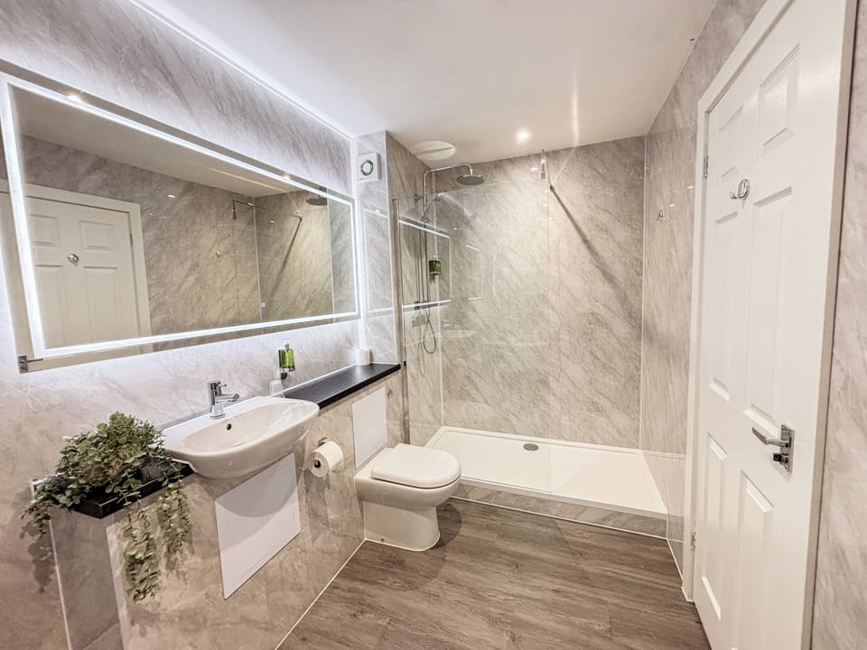 Garden Suite | Bathroom | Hair dryer, towels