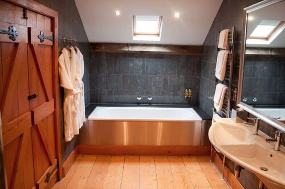 Penthouse Loft Rooms | Bathroom | Free toiletries, hair dryer, towels