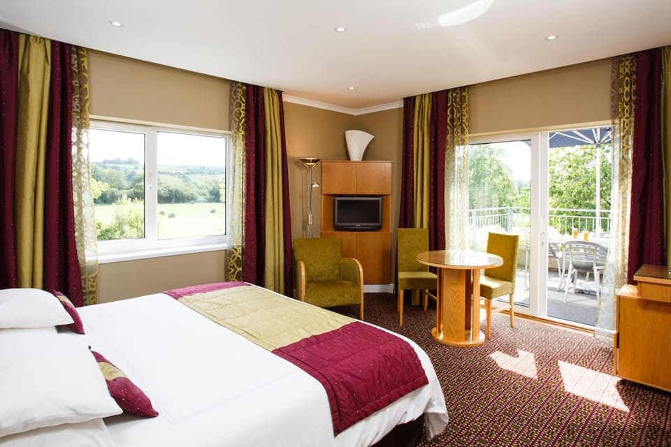 Executive Double or Twin Room, Balcony, Garden View | In-room safe, desk, iron/ironing board, free WiFi