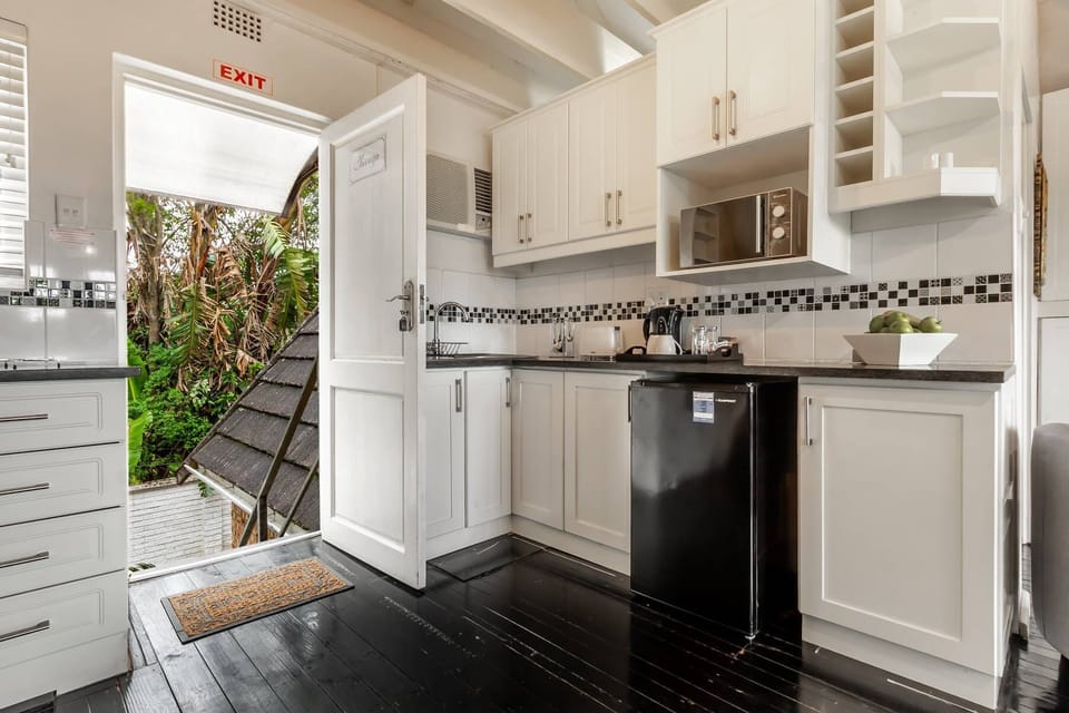 Deluxe Apartment, Sea View | Private kitchen | Highchair