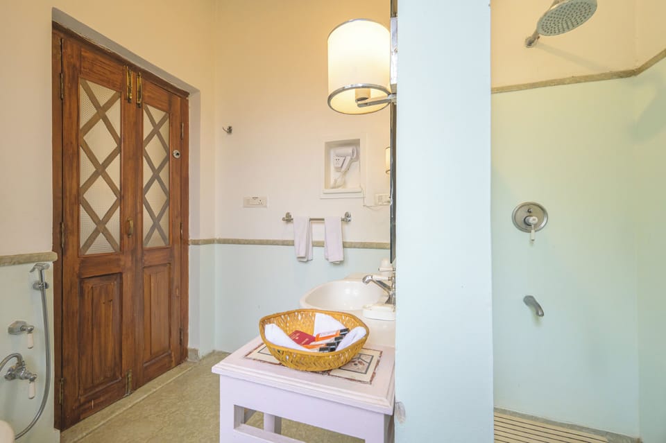 Heritage Old World | Bathroom | Shower, rainfall showerhead, free toiletries, towels