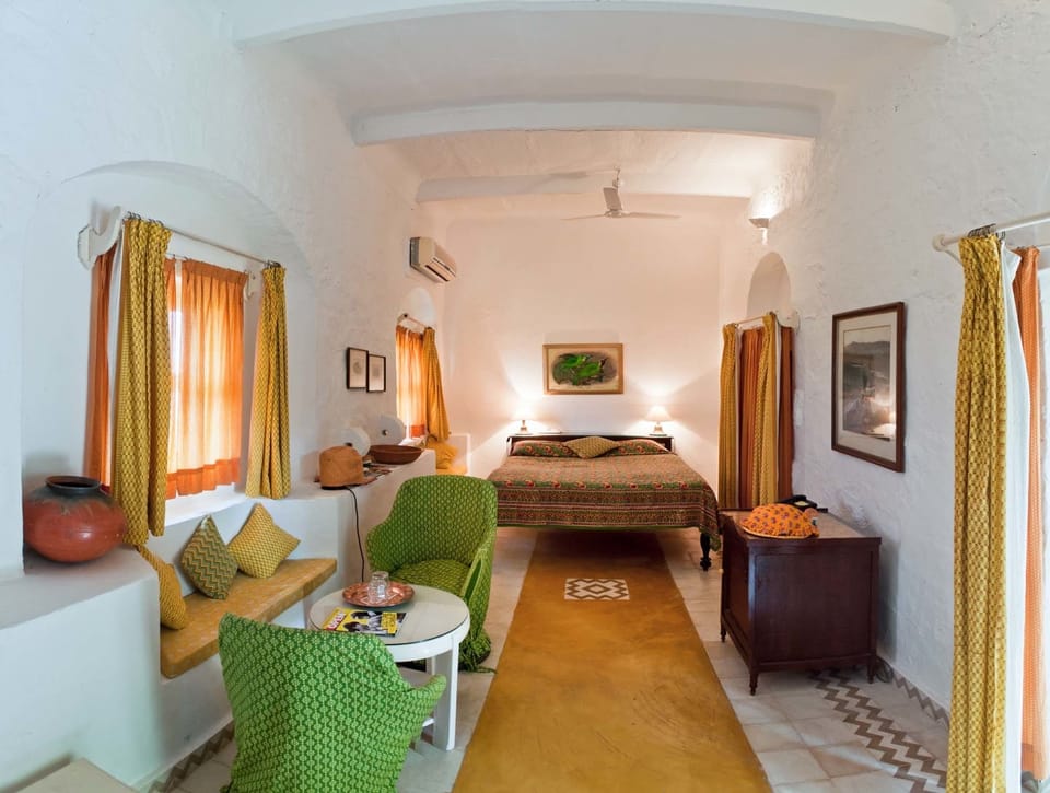 Heritage Romance | Minibar, desk, WiFi (free), bed sheets