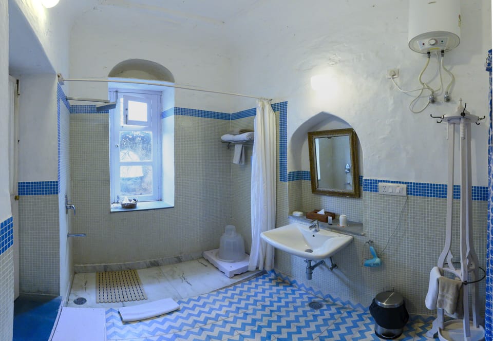 Shower, rainfall showerhead, free toiletries, bidet