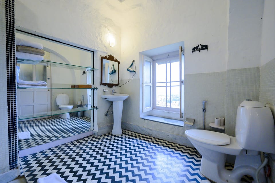 Shower, rainfall showerhead, free toiletries, bidet