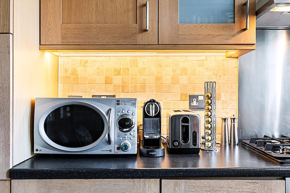 Apartment (Stylish West Kensington Flat with Cha) | Private kitchen | Cookware/dishes/utensils
