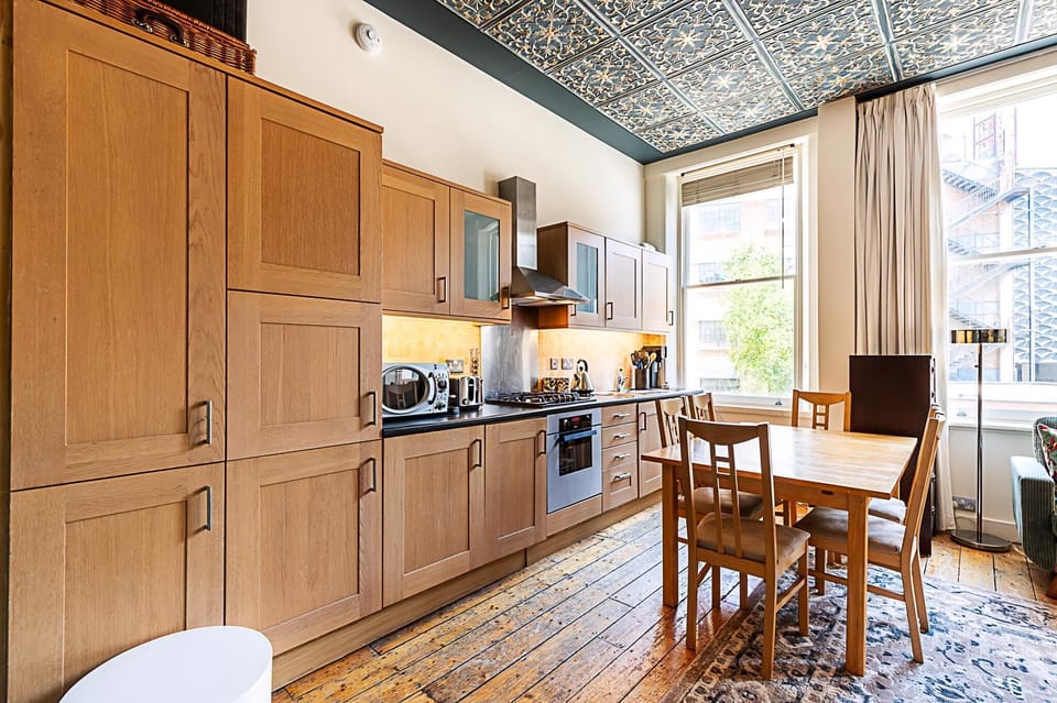 Apartment (Stylish West Kensington Flat with Cha) | Private kitchen | Cookware/dishes/utensils