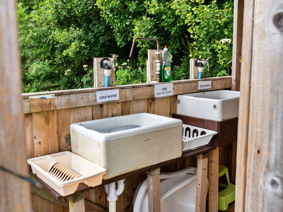 Wood, Plumbing Fixture, Sink, Plumbing, Wood Stain, Tap, Hardwood, Bathroom Sink, Plank, Plywood