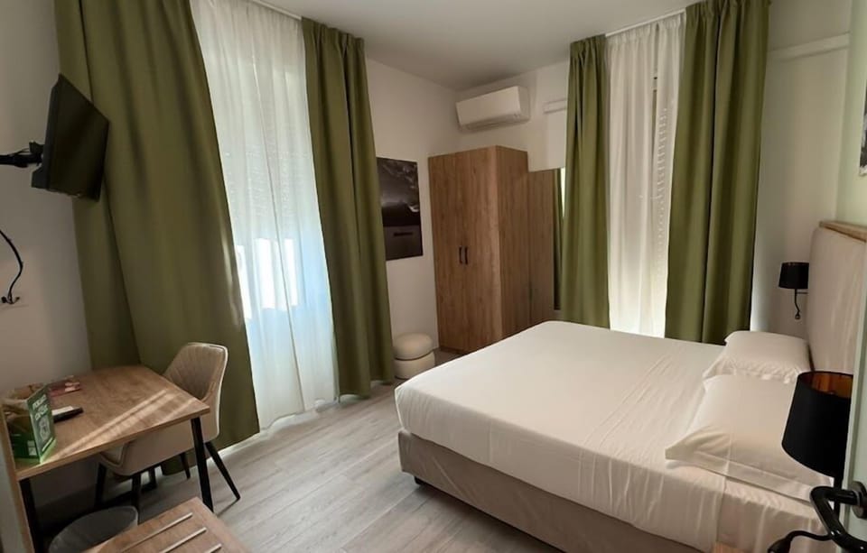 Family Quadruple Room (Hotel) | Bathroom | Shower, hair dryer, bidet, towels