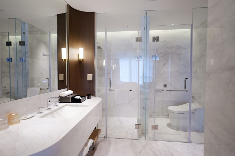 Business Suite, City View | Bathroom | Free toiletries, hair dryer, slippers, towels