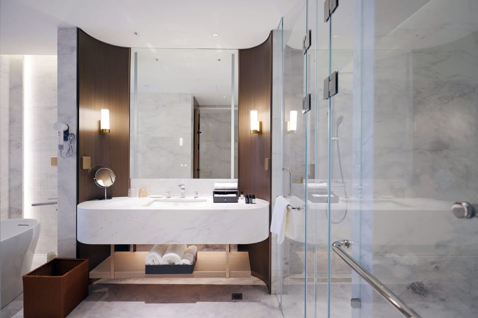 Business Suite, City View | Bathroom | Free toiletries, hair dryer, slippers, towels