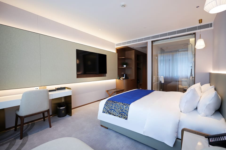 Business Single Room, City View | Minibar, in-room safe, desk, blackout drapes