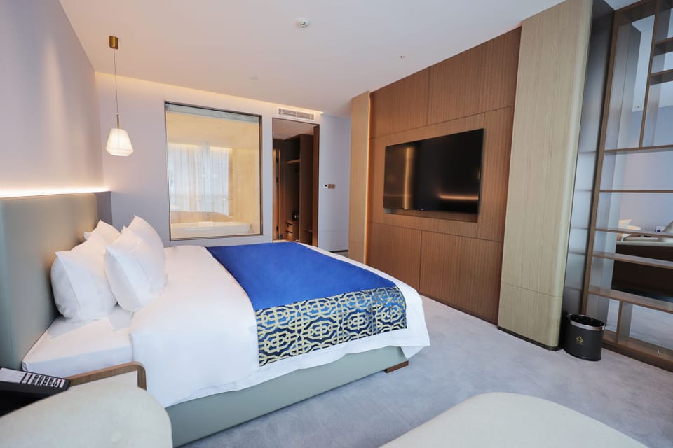 Business Suite, City View | Minibar, in-room safe, desk, blackout drapes