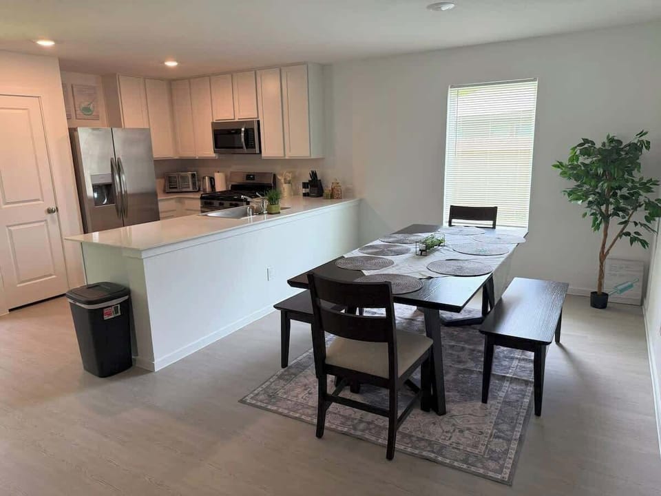 House (4 Bedrooms) | Private kitchen | Coffee/tea maker, fridge, microwave, oven