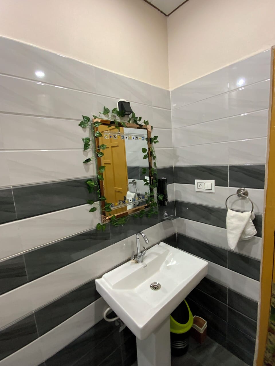 Luxury Room, Balcony, Mountain View | Bathroom | Shower, rainfall showerhead, slippers, towels