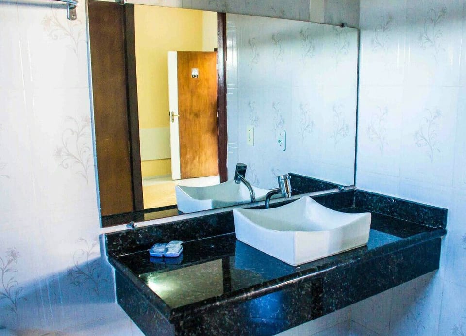 Deluxe Room | Bathroom | Shower, free toiletries, towels