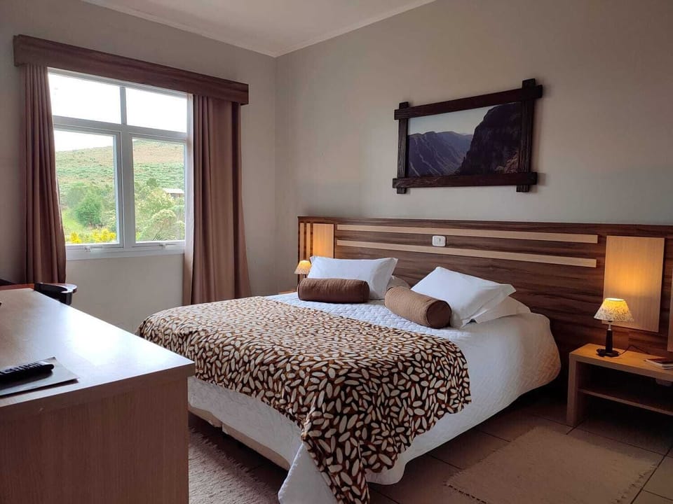 Deluxe Room | Minibar, in-room safe, desk, blackout drapes