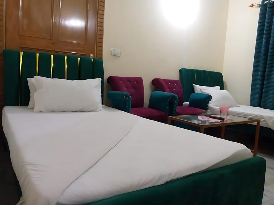Triple Room | Desk, free WiFi