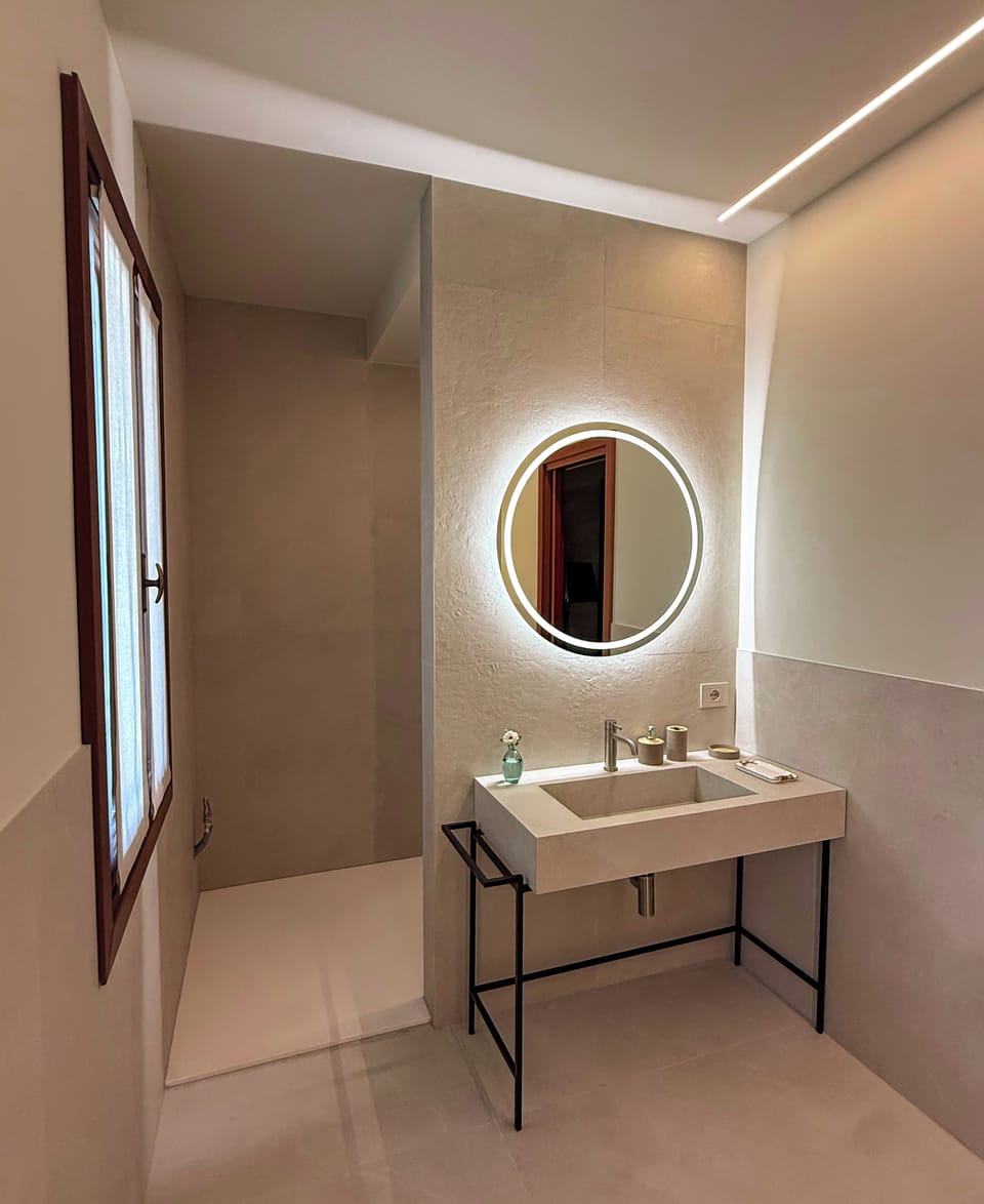 Suite Del Doge | Bathroom | Hair dryer, towels, soap, shampoo