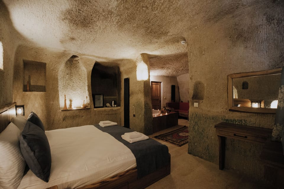 Delux Jacuzzi Cave Room | Hypo-allergenic bedding, memory foam beds, minibar, in-room safe