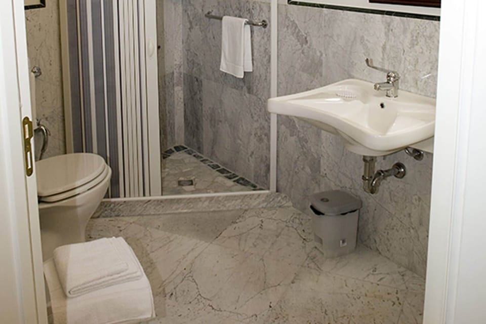 Basic Double Room | Bathroom