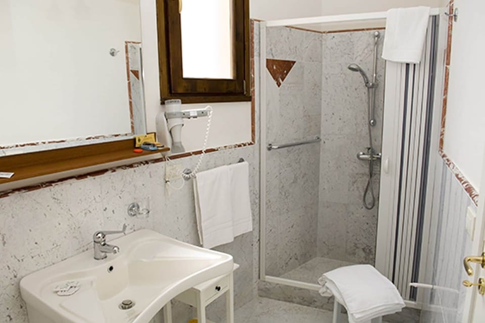 Basic Quadruple Room | Bathroom