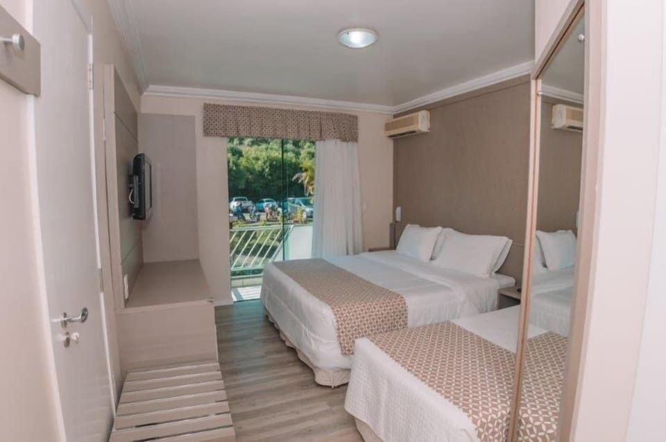 Vista BR Luxury Apartment | Minibar, in-room safe, desk, blackout drapes