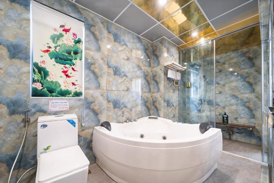 Deluxe Suite | Bathroom | Shower, free toiletries, towels, soap