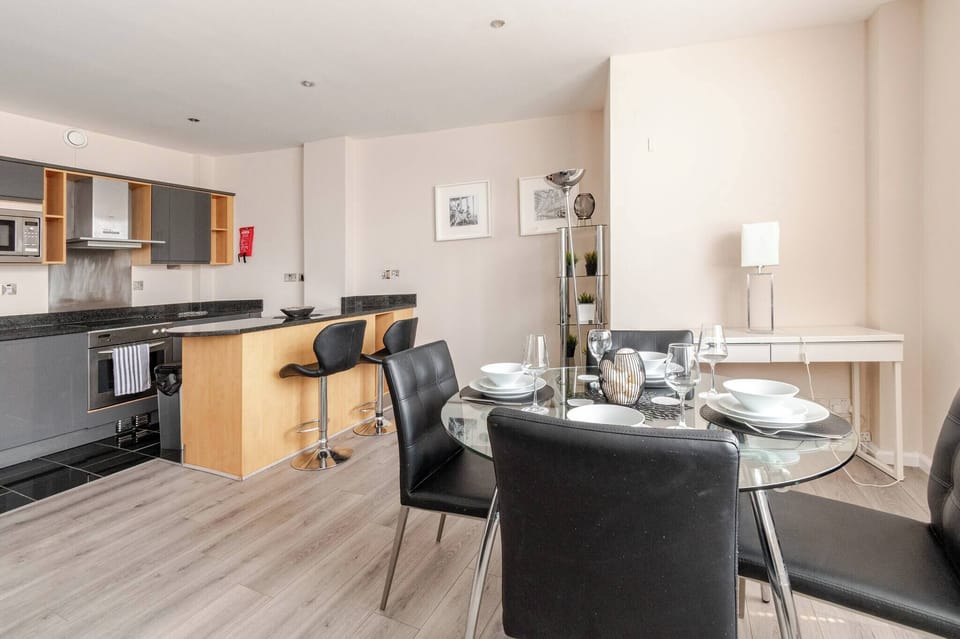 Apartment, 2 Bedrooms, City View | Dining room