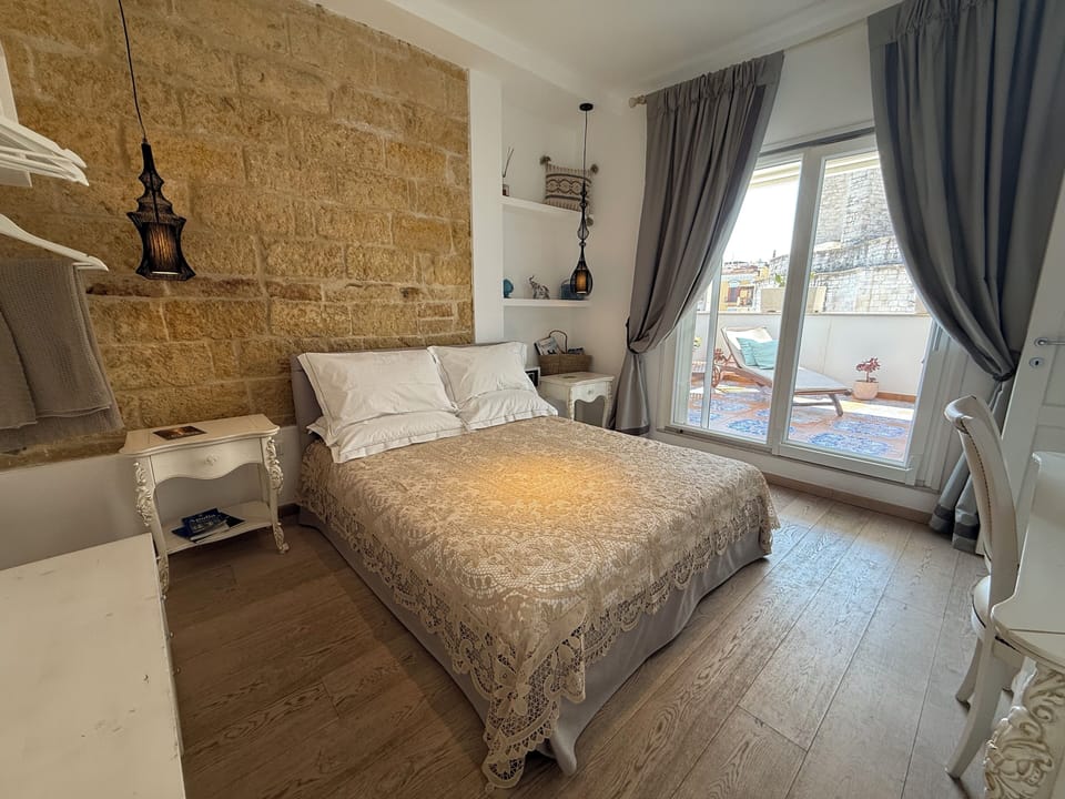 Camera Matrimoniale con Terrazzo e Vasca Idromassaggio | In-room safe, desk, laptop workspace, blackout drapes
