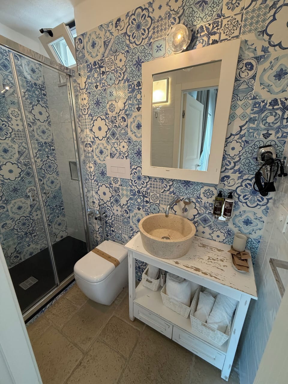 Camera Matrimoniale con Terrazzo e Vasca Idromassaggio | Bathroom | Shower, hair dryer, slippers, towels