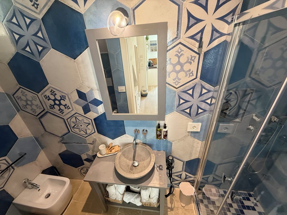 Camera matrimoniale con Balcone | Bathroom | Shower, hair dryer, slippers, towels