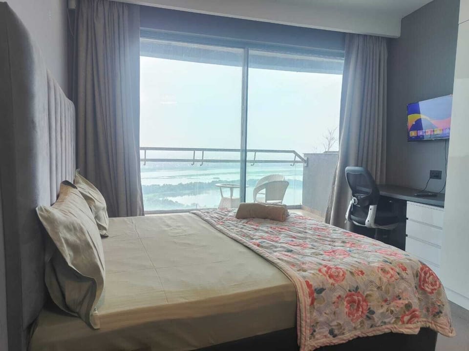 Luxury Room | Desk, rollaway beds, free WiFi, bed sheets