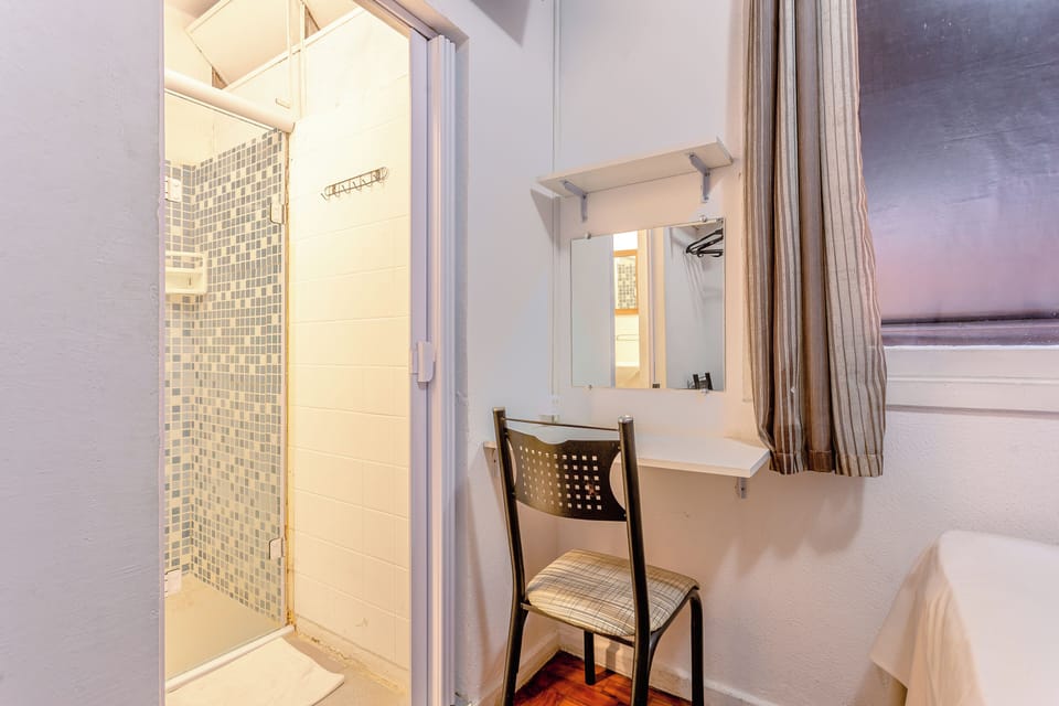 Quarto Casal Plus com banheiro privativo | Iron/ironing board, free WiFi, bed sheets