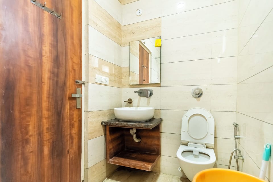 Deluxe Double Room | Bathroom | Shower, slippers, towels, soap