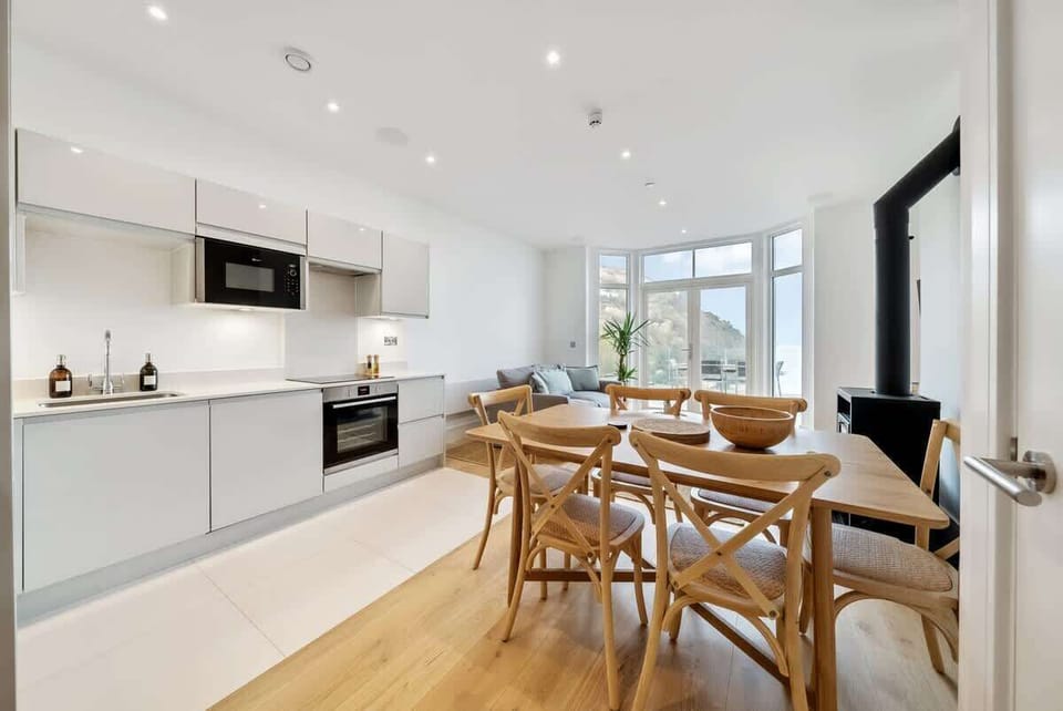 Eat, cook and spend time together in the open plan living space while enjoying the view through the floor to ceiling bay windows.