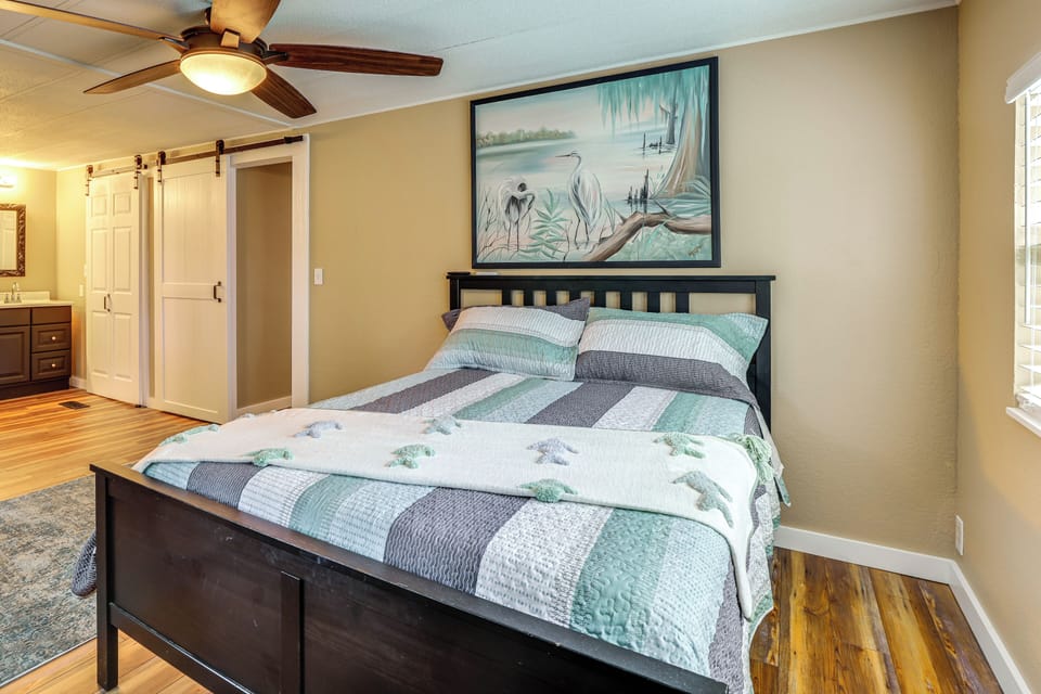 Lakefront Home w/ Hot Tub & Dock in Orlando! Cottage in Orlando