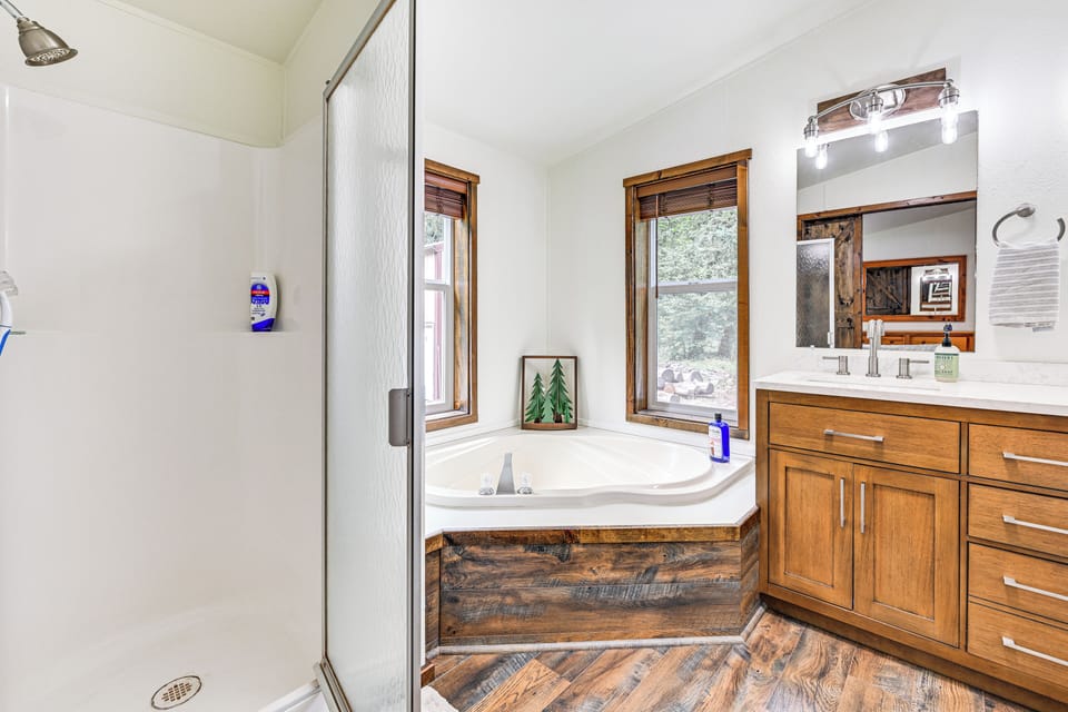 Gateway to Mt Rainier: Riverfront Haven w/ Hot Tub Cottage in Washington