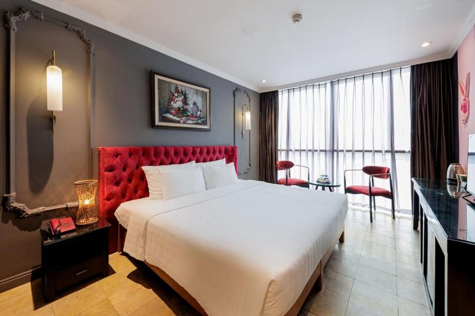 Deluxe Suite | Premium bedding, minibar, desk, free WiFi