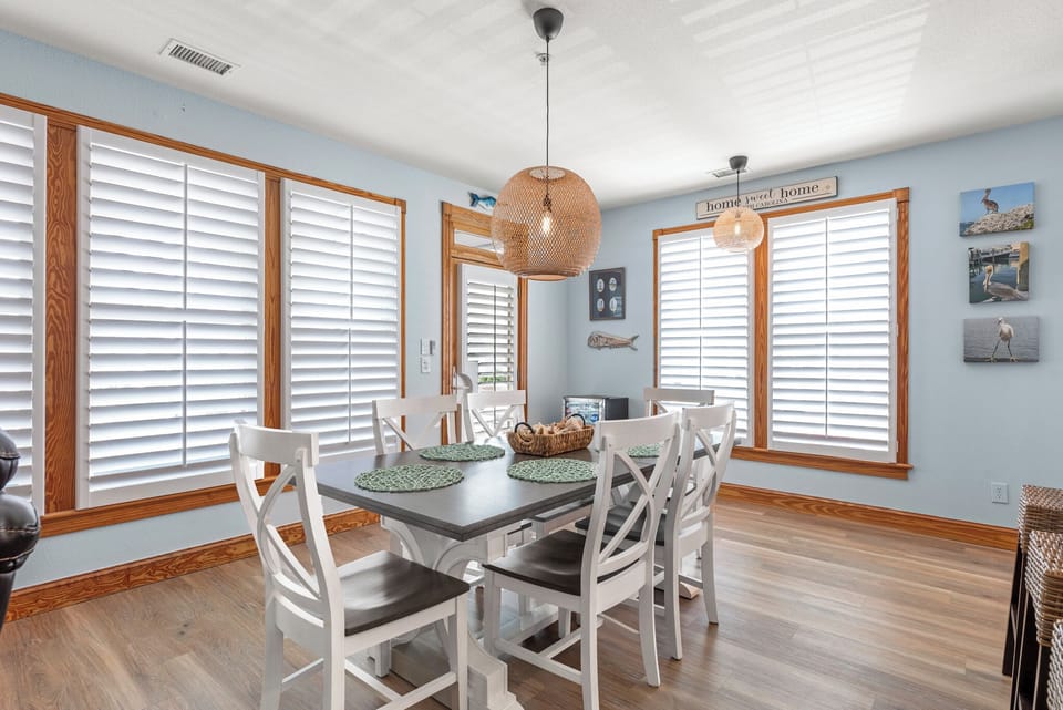 PC111: Slip 111 | Dining Area