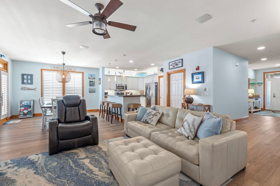 PC111: Slip 111 | Living Area