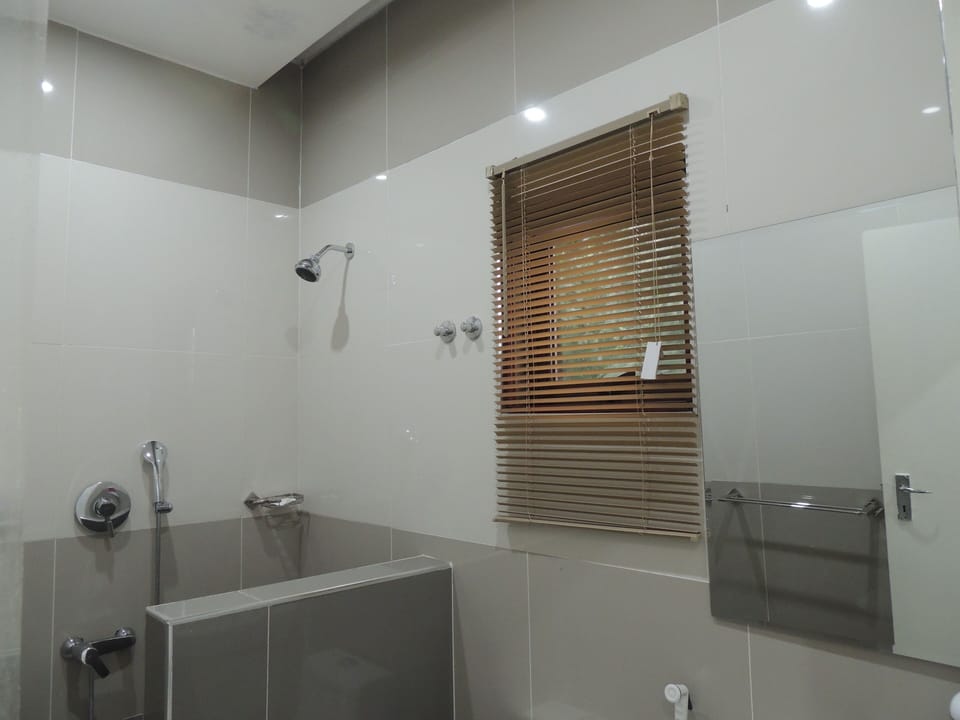 Deluxe Double Room, Patio | Bathroom