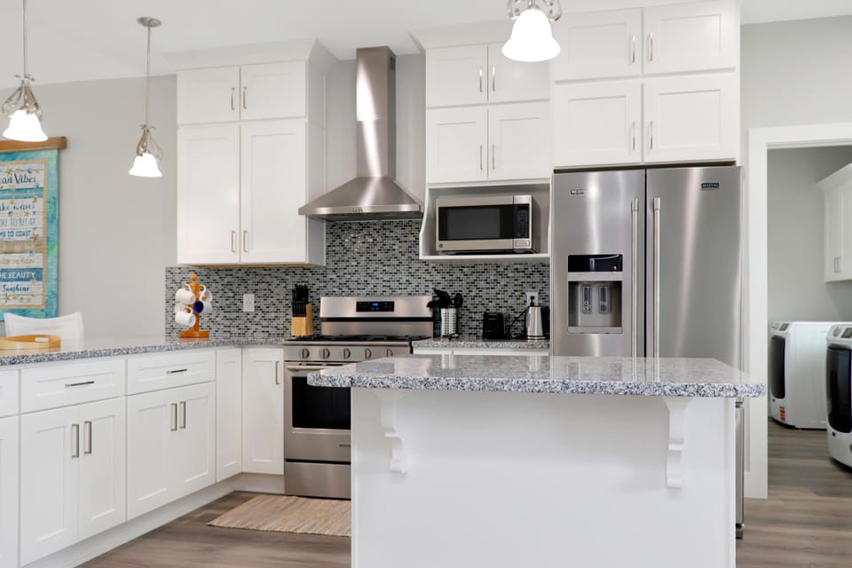 House, Multiple Beds (Georgia Blue) | Private kitchen