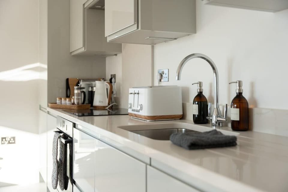 This fully equipped kitchen features an oven, stovetop, microwave, kettle, toaster, and more, making cooking and meal prep a breeze!