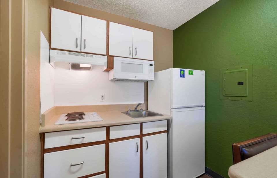 Full-size fridge, microwave, stovetop, coffee/tea maker