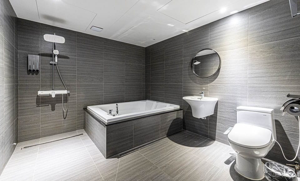 Royal Room | Bathroom | Separate tub and shower, hair dryer, towels, shampoo