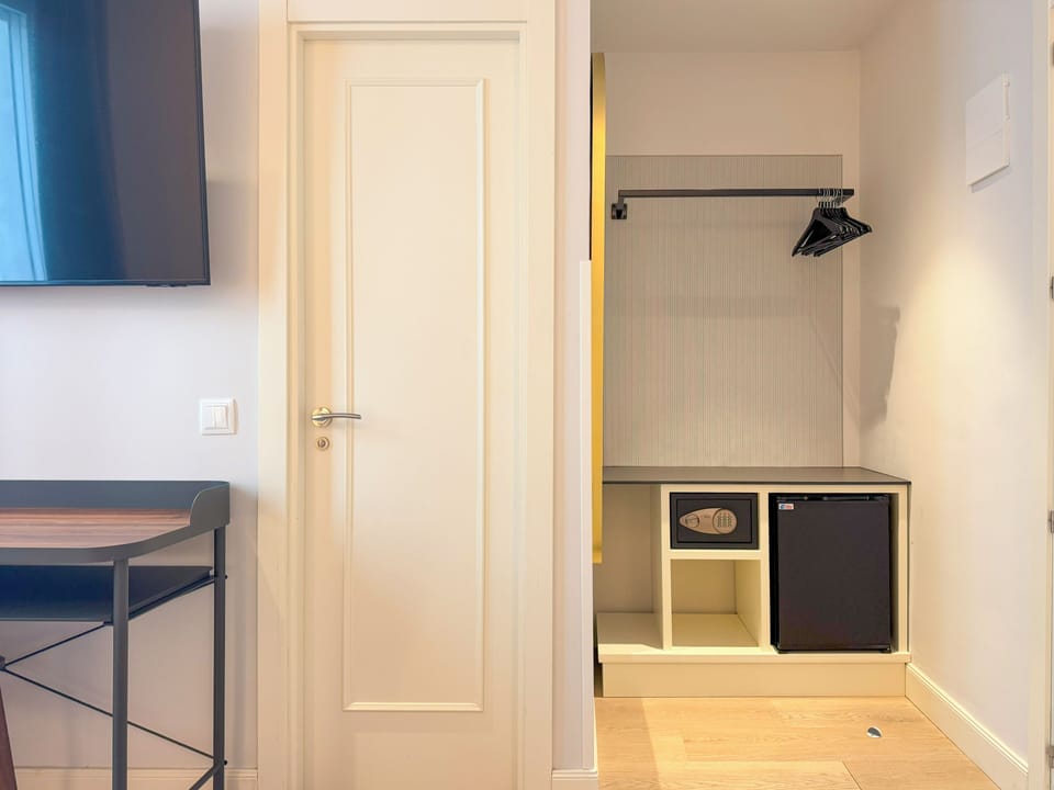 Business Double Room | In-room safe, blackout drapes, soundproofing, iron/ironing board